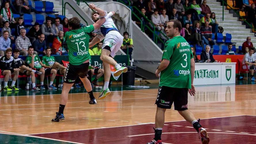 Helvetia Anaitasuna se clasifica para la fase de grupos de la Copa EHF pese a perder el partido de vuelta contra el Hubo Initia Hasselt (24-26). IÑIGO ALZUGARAY-6