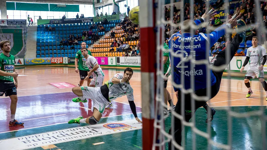 Helvetia Anaitasuna se clasifica para la fase de grupos de la Copa EHF pese a perder el partido de vuelta contra el Hubo Initia Hasselt (24-26). IÑIGO ALZUGARAY-12