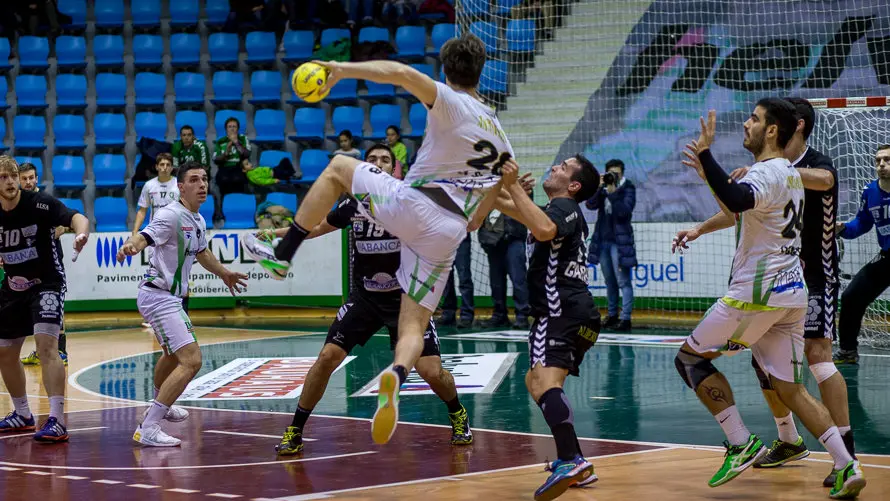 Partido de la Liga Asobal entre Helvetia Anaitasuna y Ademar León (27-27). IÑIGO ALZUGARAY. -8
