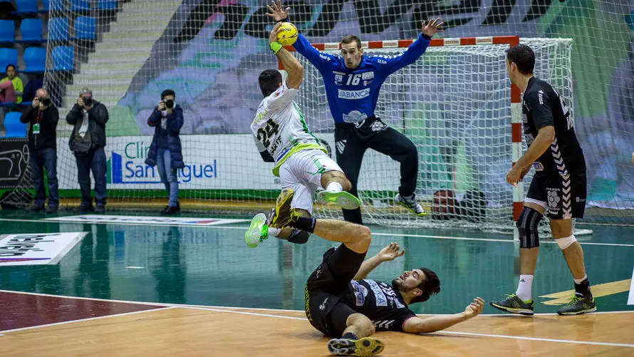 Partido de la Liga Asobal entre Helvetia Anaitasuna y Ademar León (27-27). IÑIGO ALZUGARAY. -10