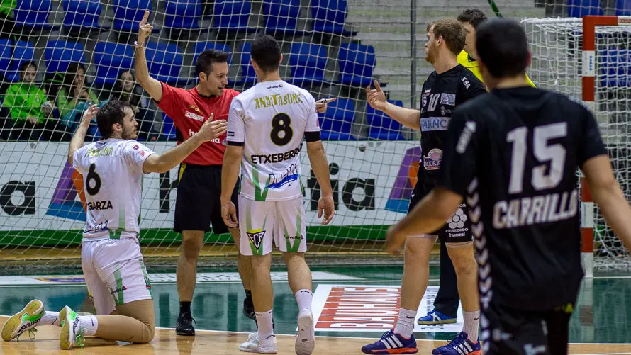Partido de la Liga Asobal entre Helvetia Anaitasuna y Ademar León (27-27). IÑIGO ALZUGARAY. -12