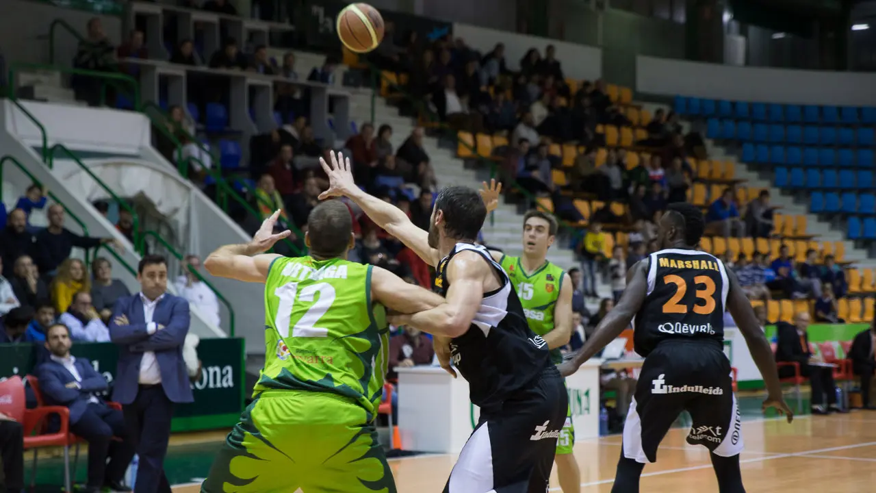 Partido entre el Planasa Navarra y el Actel Força Lleida. IÑIGO ALZUGARAY. -12