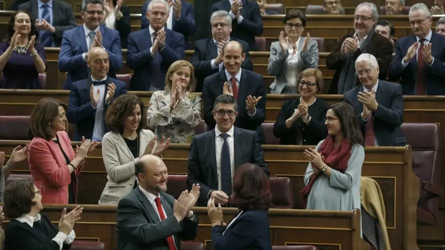 El socialista Patxi L&oacute;pez (2-d, segunda fila) es aplaudido por los diputados de su formaci&oacute;n. EFE.