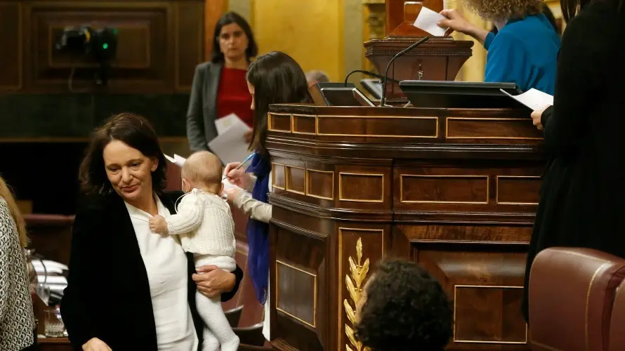 La diputada de Podemos Carolina Bescansa, con su beb&eacute; en brazos, tras votar para la elecci&oacute;n del presidente del Congreso. EFE.