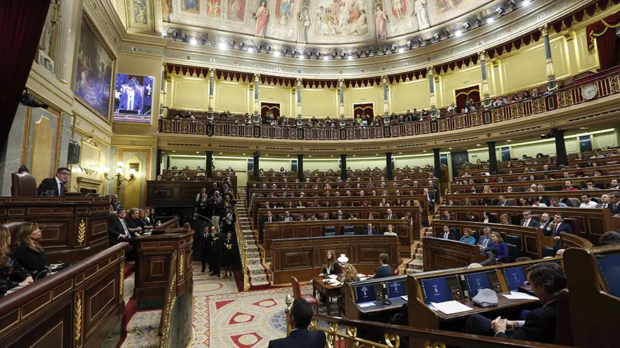 El reci&eacute;n elegido presidente del Congreso, Patxi L&oacute;pez (i), se dirige a los diputados del Congreso durante la sesi&oacute;n constitutiva de la C&aacute;mara baja, que ha inaugurado hoy la XI legislatura. EFE/Sergio Barrenechea