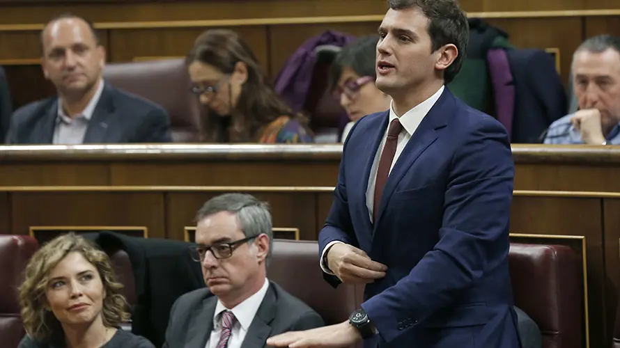 GRA339. MADRID, 13/01/2016.- El l&iacute;der de Ciudadanos, Albert Rivera, durante su toma de posesi&oacute;n como parlamentario del Congreso en la a sesi&oacute;n constitutiva de la C&aacute;mara Baja, que ha inaugurado hoy la XI Legislatura. EFE/Sergio Barrenechea