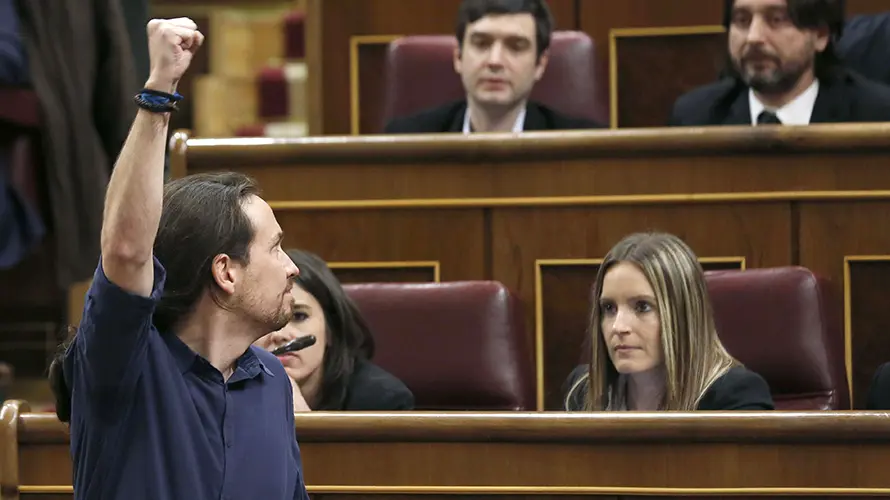 GRA332. MADRID, 13/01/2016.- El l&iacute;der de Podemos, Pablo Iglesias, promete acatar la Constituci&oacute;n durante su toma de posesi&oacute;n como parlamentario del Congreso en la a sesi&oacute;n constitutiva de la C&aacute;mara Baja, que ha inaugurado hoy la XI Legislatura. Iglesias ha utilizado para ello adem&aacute;s el lenguaje de signos cuando ha afirmado: "Un pa&iacute;s para su gente". Esa f&oacute;rmula que Iglesias ha usado para acatar la Constituci&oacute;n y tomar posesi&oacute;n de su cargo como diputado ha sido tambi&eacute;n la que han seguido el resto de los diputados de Podemos al acatar la Carta Magna, que insist&iacute;an en proclamar "nunca m&aacute;s un pa&iacute;s sin su gente, nunca m&aacute;s un pa&iacute;s sin sus pueblos". EFE/Sergio Barrenechea