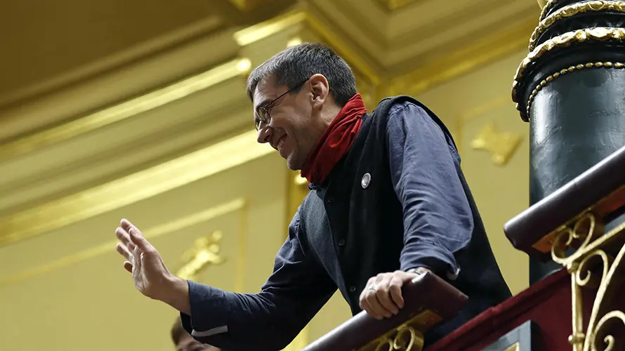GRA313. MADRID, 13/01/2016.- El cofundador de Podemos, Juan Carlos Monedero, sigue desde la tribuna de invitados del Congreso de los Diputados la sesi&oacute;n constitutiva de la C&aacute;mara Baja, que ha inaugurado hoy la XI Legislatura. EFE/Sergio Barrenechea
