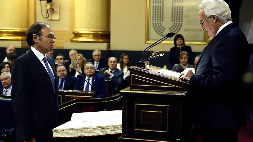 El senador del Partido Popular (PP), P&iacute;o Garc&iacute;a Escudero (i), durante el acto de juramento ante el resto de senadores para formalizar su cargo como presidente del Senado, tras ser reelegido hoy por mayor&iacute;a absoluta por segunda legislatura consecutiva, y siendo as&iacute; el noveno senador que ha ocupado este puesto desde el inicio de la etapa democr&aacute;tica espa&ntilde;ola. EFE/Fernando Alvarado