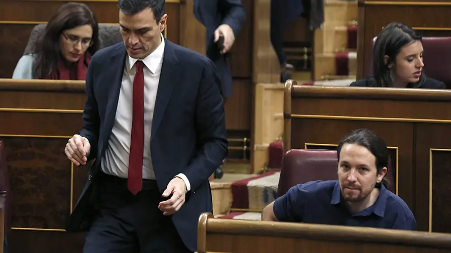 GRA258. MADRID, 13/01/2016.- El secretario general del PSOE, Pedro S&aacute;nchez (i) pasa junto al l&iacute;der de Podemos, Pablo Iglesias (d), durante la sesi&oacute;n constitutiva de la C&aacute;mara Baja que supone la apertura de la XI Legislatura. EFE/Sergio Barrenechea