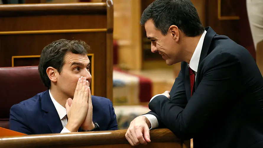 El secretario general del PSOE, Pedro S&aacute;nchez (d), conversa con el l&iacute;der de Ciudadanos, Albert Rivera, durante la constituci&oacute;n hoy de las nuevas Cortes Generales emanadas de las elecciones generales del pasado 20 de diciembre, que supone la apertura de la XI Legislatura. EFE/J. J. Guill&eacute;n