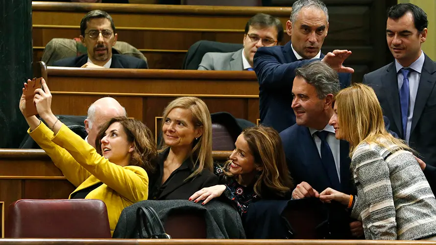 Un grupo de diputados se hacen fotos durante la constituci&oacute;n hoy de las nuevas Cortes Generales emanadas de las elecciones generales del pasado 20 de diciembre, que supone la apertura de la XI Legislatura. EFE/J. J. Guill&eacute;n