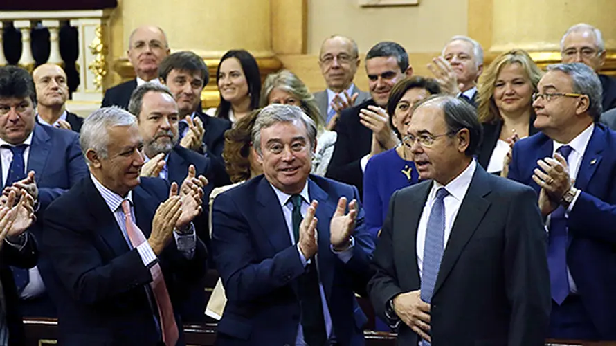 El senador del Partido Popular (PP), P&iacute;o Garc&iacute;a Escudero (1&ordf; fila-d), aplaudido por el resto de senadores, tras ser reelegido hoy por mayor&iacute;a absoluta presidente del Senado por segunda legislatura consecutiva, y siendo as&iacute; el noveno senador que ha ocupado este puesto desde el inicio de la etapa democr&aacute;tica espa&ntilde;ola. EFE/Fernando Alvarado