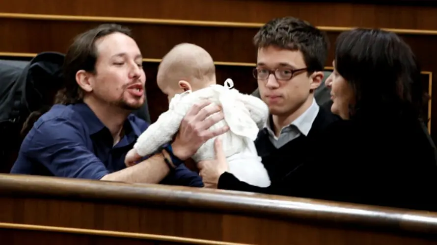 Foto de Pablo Iglesias con Errej&oacute;n, Bescansa y su beb&eacute;. EP