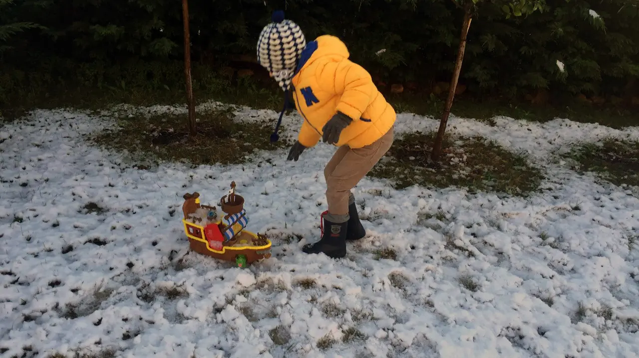 Jugando con la nieve recién caída.
