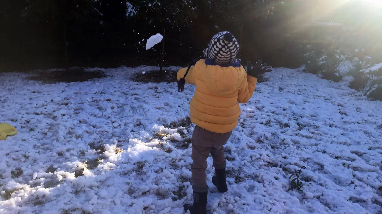 Jugando con la nieve.
