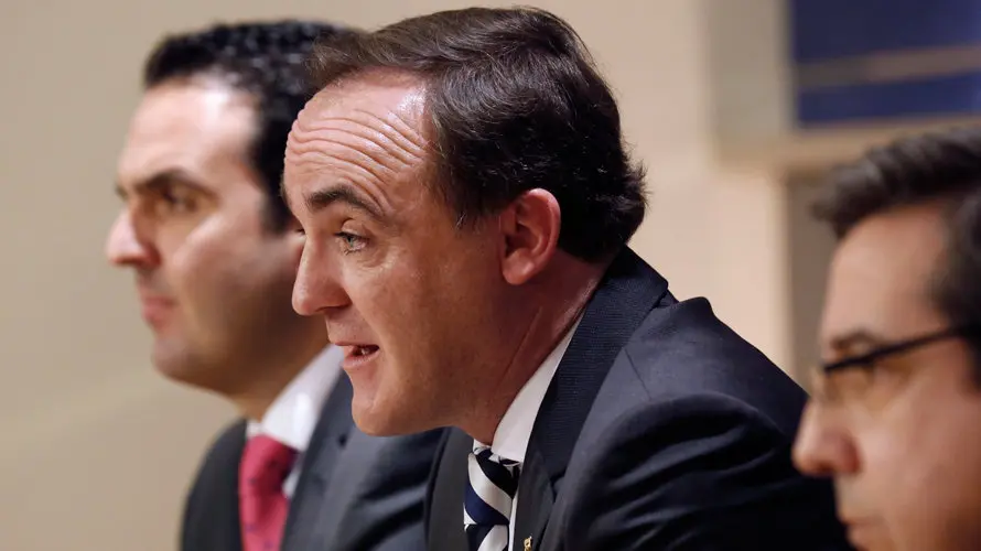 El presidente de UPN, Javier Esparza,c., durante su comparecencia en la sala de prensa del Congreso. EFE