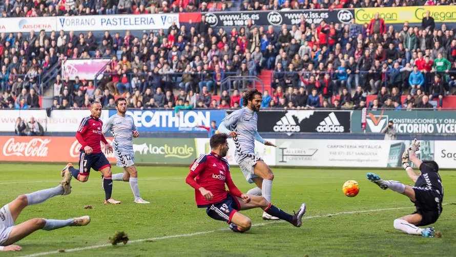 Partido entre Osasuna y Llagostera (3-0) celebrado en el estadio de El Sadar (5). IÑIGO ALZUGARAY