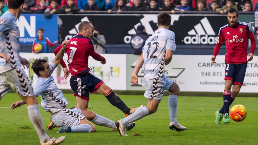 Partido entre Osasuna y Llagostera (3-0) celebrado en el estadio de El Sadar (19). IÑIGO ALZUGARAY