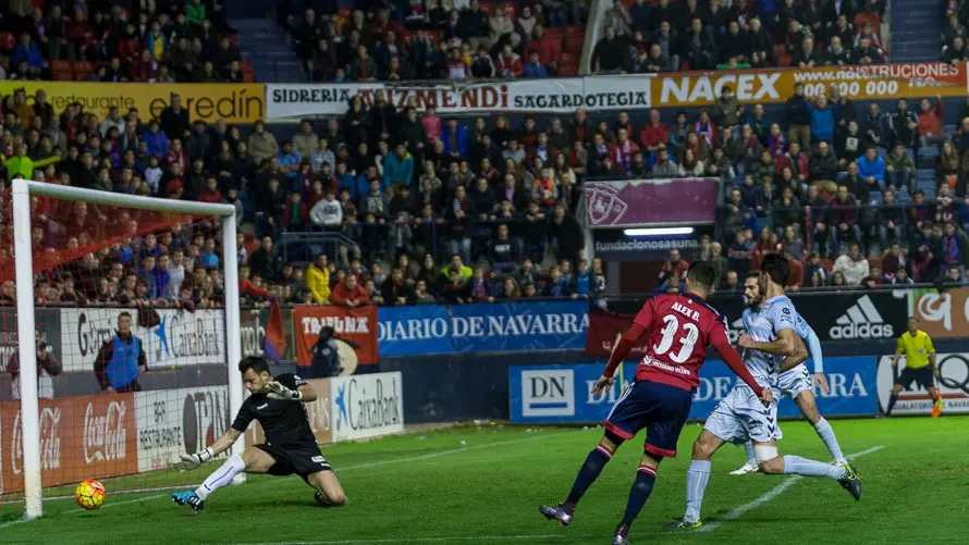 Partido entre Osasuna y Llagostera (3-0) celebrado en el estadio de El Sadar (36). IÑIGO ALZUGARAY