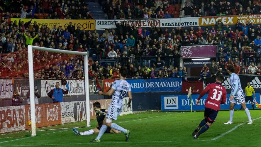 Partido entre Osasuna y Llagostera (3-0) celebrado en el estadio de El Sadar (37). IÑIGO ALZUGARAY