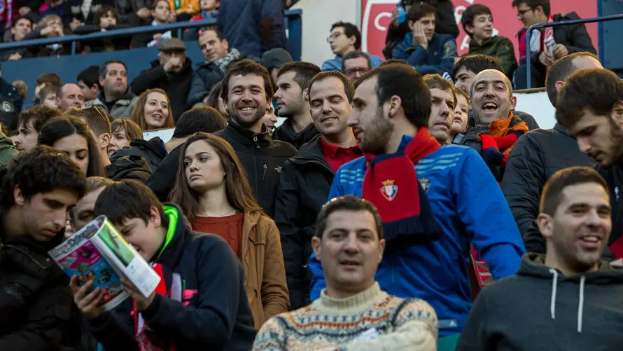 Imágenes de la grada del partido entre Osasuna y Llagostera (13). IÑIGO ALZUGARAY