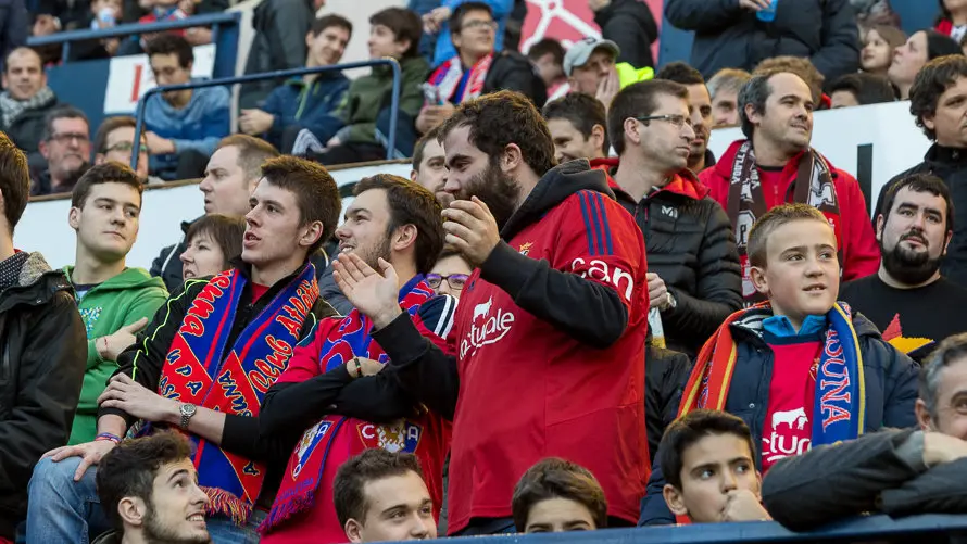 Imágenes de la grada del partido entre Osasuna y Llagostera (12). IÑIGO ALZUGARAY