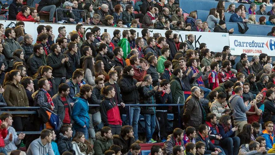 Imágenes de la grada del partido entre Osasuna y Llagostera (18). IÑIGO ALZUGARAY