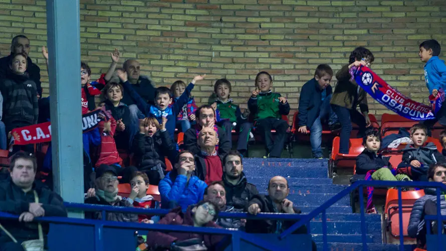 Imágenes de la grada del partido entre Osasuna y Llagostera (20). IÑIGO ALZUGARAY
