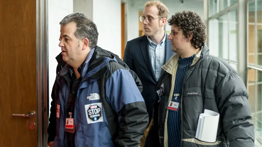 Una representación del Comité de Empresa de TRW informa de la situación de su conflicto laboral a la Comisión de Desarrollo Económico en el Parlamento de Navarra. IÑIGO ALZU (1)