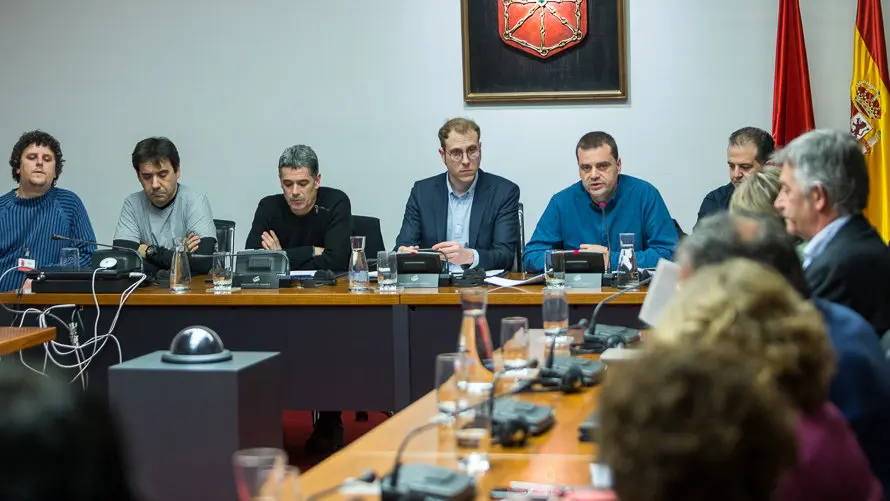 Una representación del Comité de Empresa de TRW informa de la situación de su conflicto laboral a la Comisión de Desarrollo Económico en el Parlamento de Navarra. IÑIGO ALZU (2)