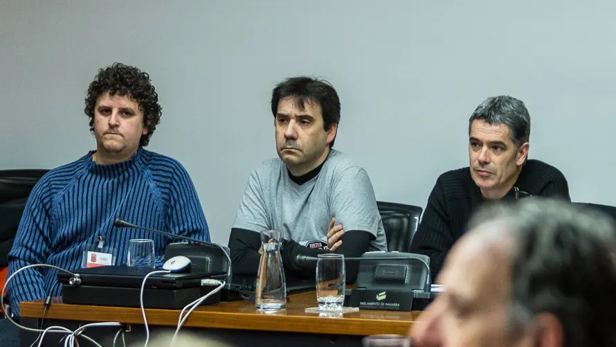 Una representación del Comité de Empresa de TRW informa de la situación de su conflicto laboral a la Comisión de Desarrollo Económico en el Parlamento de Navarra. IÑIGO ALZU (3)