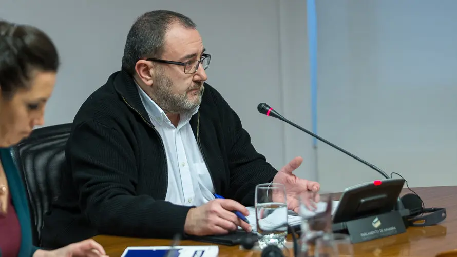 Una representación del Comité de Empresa de TRW informa de la situación de su conflicto laboral a la Comisión de Desarrollo Económico en el Parlamento de Navarra. IÑIGO ALZU (4)