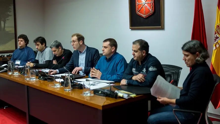 Una representación del Comité de Empresa de TRW informa de la situación de su conflicto laboral a la Comisión de Desarrollo Económico en el Parlamento de Navarra. IÑIGO ALZU (6)