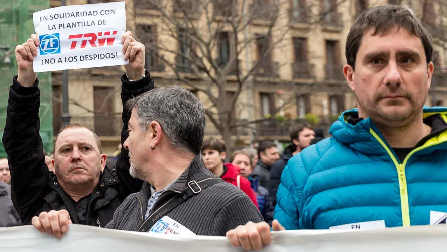 Una representación del Comité de Empresa de TRW informa de la situación de su conflicto laboral a la Comisión de Desarrollo Económico en el Parlamento de Navarra. IÑIGO ALZU (11)