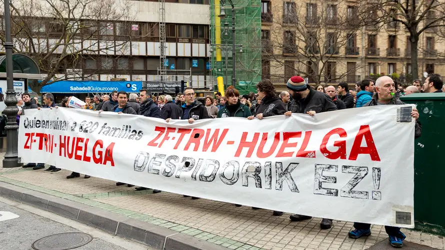 Una representación del Comité de Empresa de TRW informa de la situación de su conflicto laboral a la Comisión de Desarrollo Económico en el Parlamento de Navarra. IÑIGO ALZU (12)