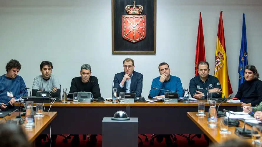 Una representación del Comité de Empresa de TRW informa de la situación de su conflicto laboral a la Comisión de Desarrollo Económico en el Parlamento de Navarra. IÑIGO ALZU (13)