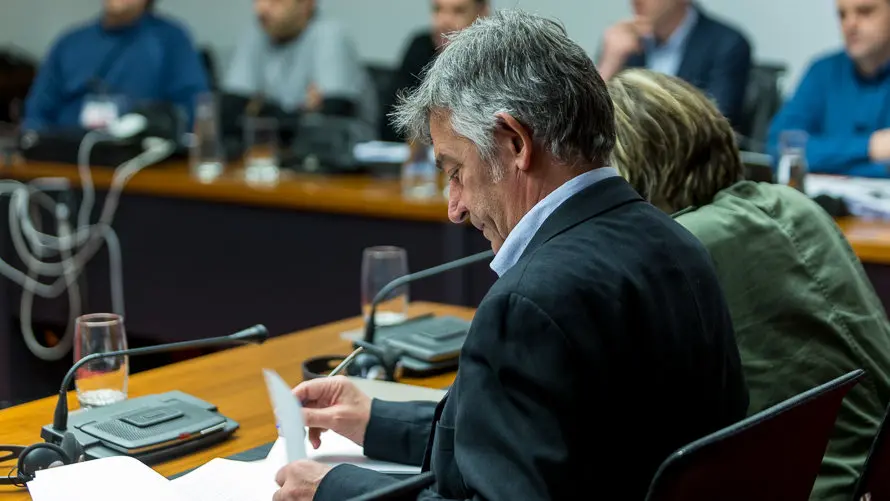 Una representación del Comité de Empresa de TRW informa de la situación de su conflicto laboral a la Comisión de Desarrollo Económico en el Parlamento de Navarra. IÑIGO ALZU (14)