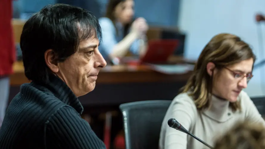 Una representación del Comité de Empresa de TRW informa de la situación de su conflicto laboral a la Comisión de Desarrollo Económico en el Parlamento de Navarra. IÑIGO ALZU (15)