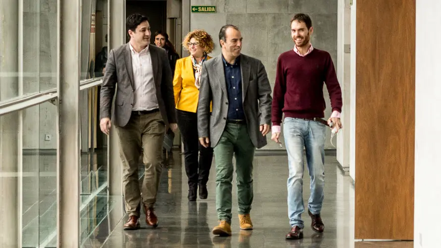 Una representación del Comité de Empresa de TRW informa de la situación de su conflicto laboral a la Comisión de Desarrollo Económico en el Parlamento de Navarra. IÑIGO ALZU (17)