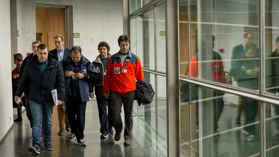 Una representación del Comité de Empresa de TRW informa de la situación de su conflicto laboral a la Comisión de Desarrollo Económico en el Parlamento de Navarra. IÑIGO ALZU (19)