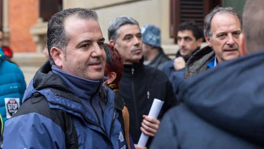 Una representación del Comité de Empresa de TRW informa de la situación de su conflicto laboral a la Comisión de Desarrollo Económico en el Parlamento de Navarra. IÑIGO ALZU (22)