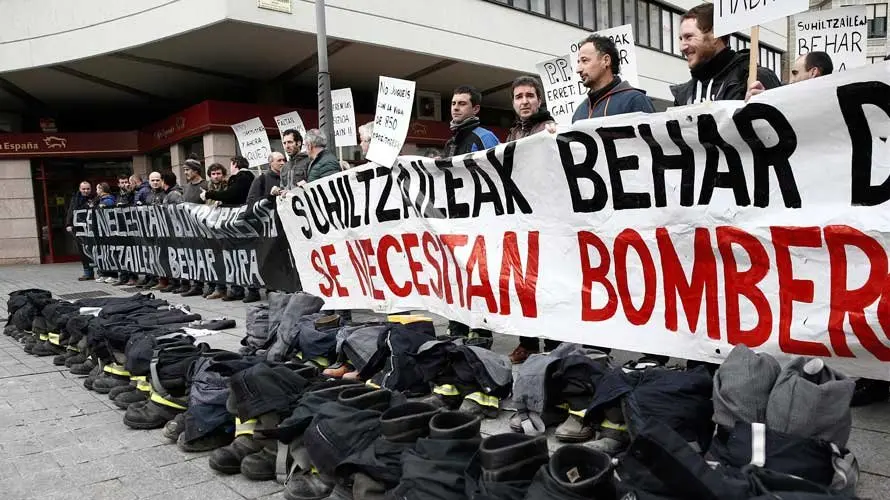 Concentración en favor de las oposiciones de bombero 3. EFE