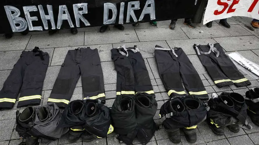 Concentración en favor de las oposiciones de bombero. EFE