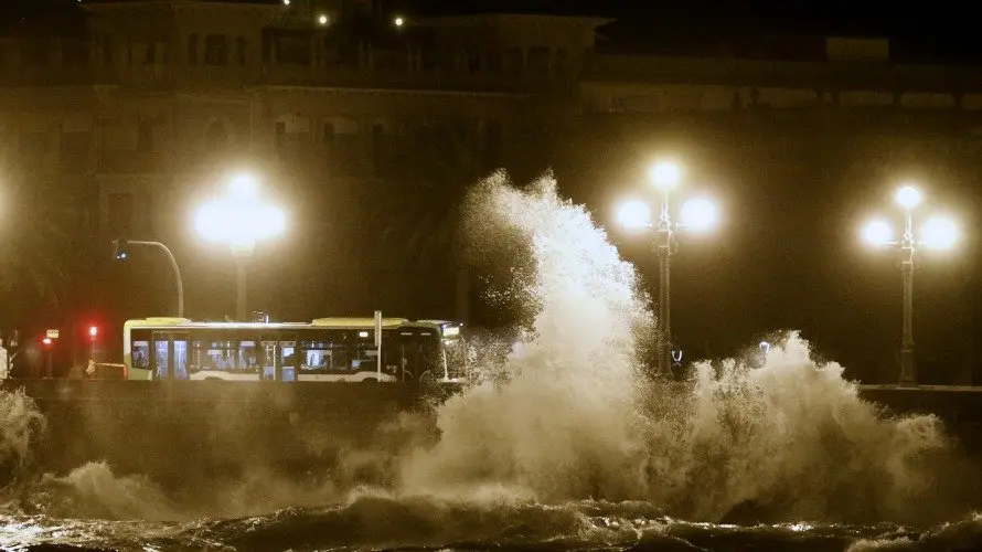 Una gran ola rompe contra el Paseo Nuevo de San Sebastián provocando que el agua inunde algunas calles de la Parte Vieja donostiarra EFE.