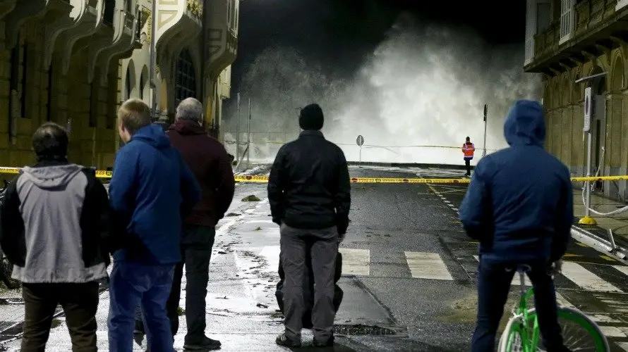 Una gran ola rompe contra el Paseo Nuevo de San Sebastián provocando que el agua inunde algunas calles de la Parte Vieja donostiarra, EFE.