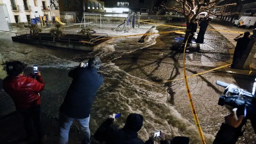 Una gran ola rompe contra el Paseo Nuevo de San Sebastián provocando que el agua inunde algunas calles de la Parte Vieja donostiarra. EFE