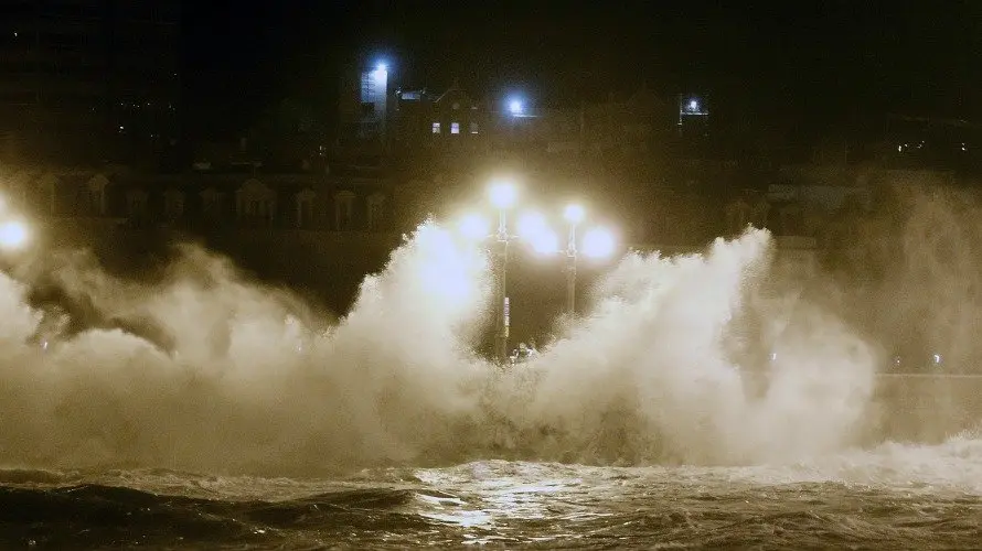 Una gran ola rompe esta madrugada contra el Paseo Nuevo de San Sebastián provocando que el agua inunde algunas calles de la Parte Vieja donostiarra EFE.