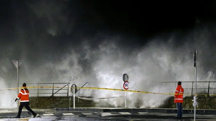 Una gran ola rompe esta madrugada contra el Paseo Nuevo de San Sebastián provocando que el agua inunde algunas calles de la Parte Vieja donostiarra, EFE..