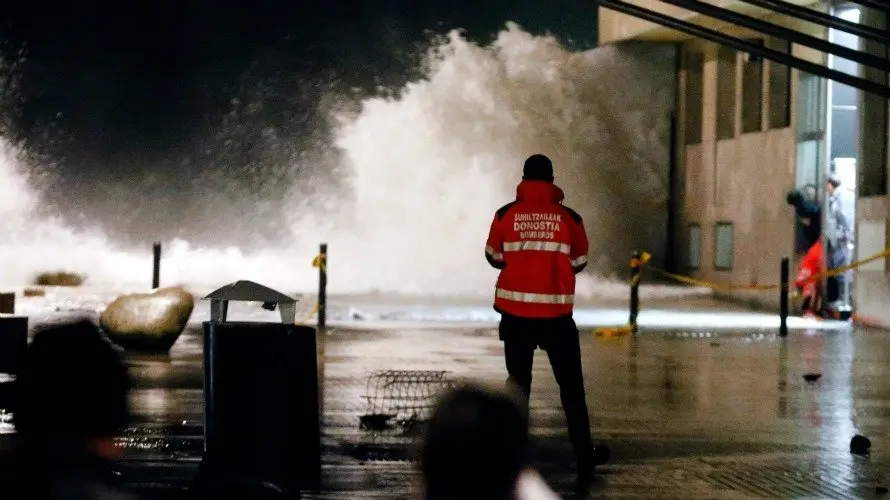 Una gran ola rompe esta madrugada contra el Paseo Nuevo de San Sebastián provocando que el agua inunde algunas calles de la Parte Vieja donostiarra, EFE.